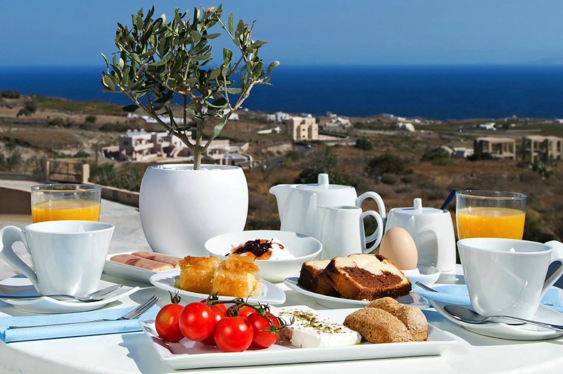 Добрый на греческом. Утро на Санторини. Завтрак в Греции. Греческий завтрак. Завтрак у моря Греция.